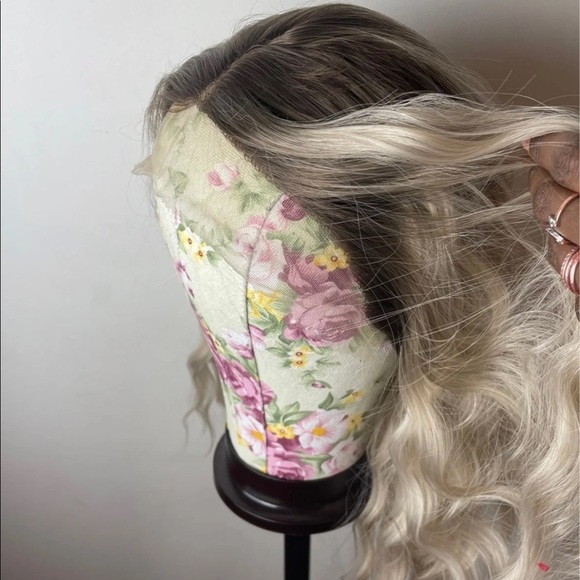 - 💫 18” PLATINUM BLONDE BROWN ROOTS WAVY LACE FRONT WIG * NEW* - Picture 8 of 12